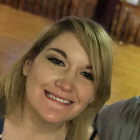 Meet your Posher, Danielle - Picture 3 of 3